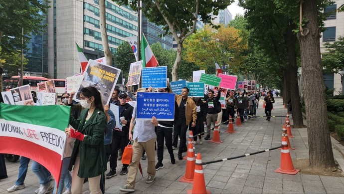 지난해 10월 16일 서울 강남구 일대서 진행된 '히잡 시위' 행진 모습. 사진=Niusha Shariloo 제공