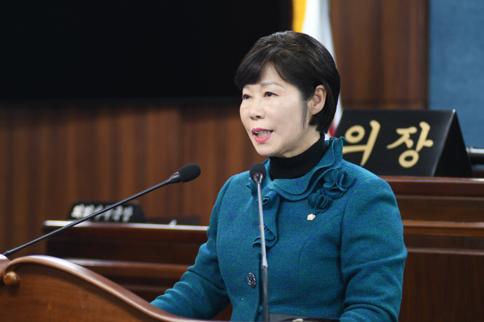 김오현 인천미추홀구의회 의원이 촉구 결의안을 발의하고 있다.