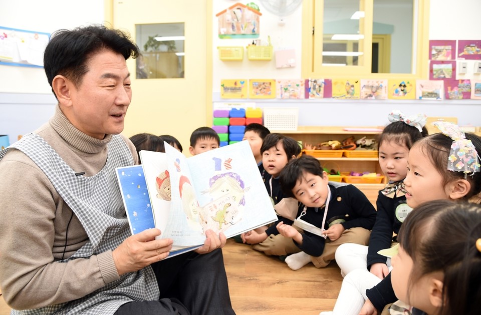 김동근 의정부시장은 23일 의정부시청 직장 의돌이어린이집을 찾아 올해 7세가 된 아이들에게 ‘진정한 7살’이라는 책을 읽어줬다. 사진=의정부시