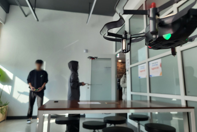 의정부시학교밖청소년지원센터, ‘꿈 공작소 원데이클래스’ 중 4차산업혁명 교육을 받은 청소년들이 드론을 조종해보고 있다. 사진=의정부시