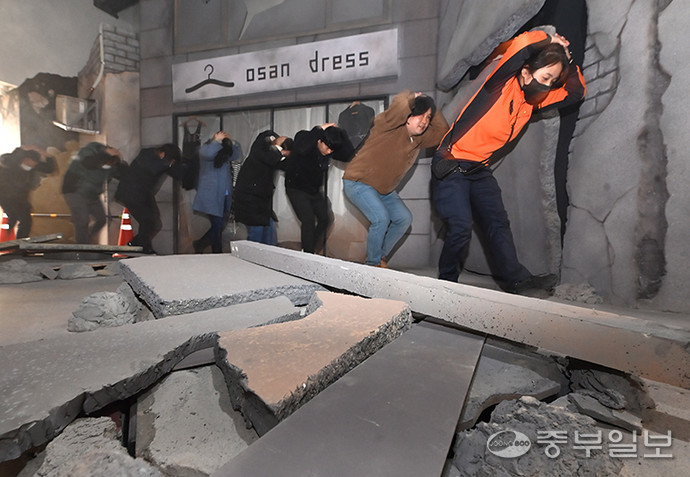 최근 튀르키예 강진과 한반도에서도 지진이 관측되며 실질적인 지진훈련 강조되고 있는 가운데 오산시청 공무원들이 오산시 경기도국민안전체험관에서 지진 대피훈련을 하고 있다. 노민규기자