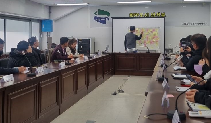 의정부시는 지난 15일 제1기 의정부 크린 서포터(UCS, 청소활동가) 33명을 모집해 발대식을 개최하고 위촉장을 수여했다. 사진=의정부시