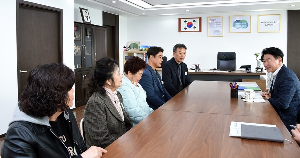 김동근 의정부시장은 20일 시장실에서 1분기 신임 통장협의회장을 격려하는 차담회를 가졌다. 사진=의정부시