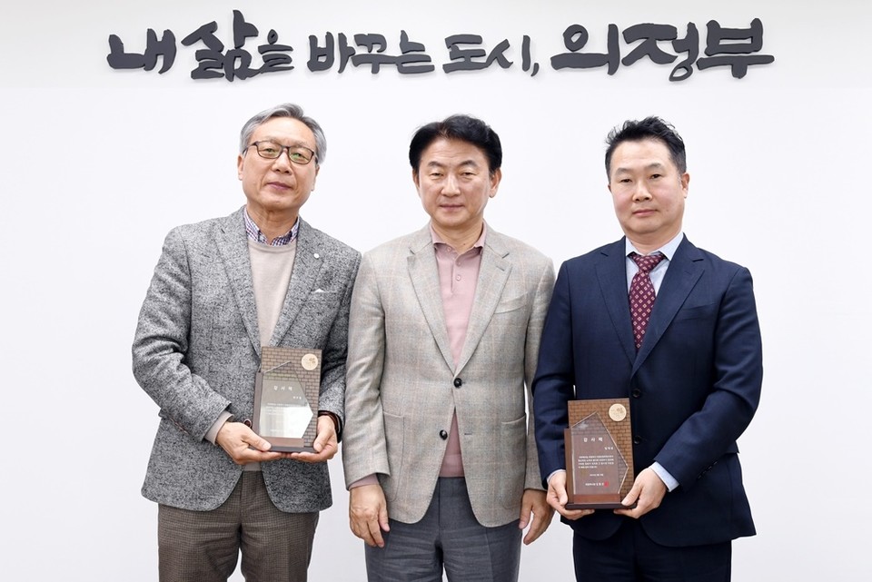 의정부시는 지난 16일 시장실에서 장기간 행정·세무 분야의 무료 민원 상담을 통해 시정발전에 이바지한 상담위원 2명에게 감사패를 전달했다. 사진=의정부시