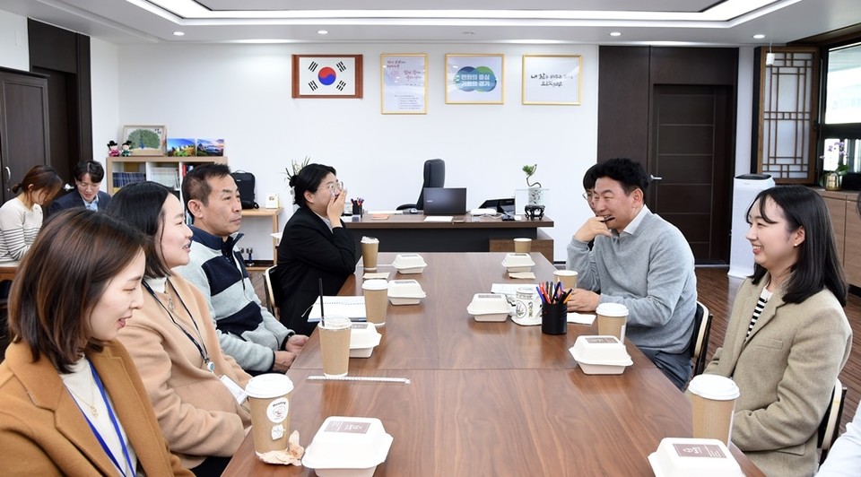 김동근 의정부시장의 집무실이 지난달에 이어 다시 한번 직원들과 티타임을 갖는 ‘카페 무지개’로 변신했다. 사진=의정부