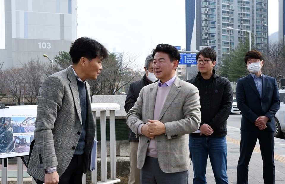 김동근 시장은 지난 22일 현장 시장실을 통해 접수된 불편 사항을 해소하기 위해 직접 탑석사거리를 찾았다.  사진=의정부시