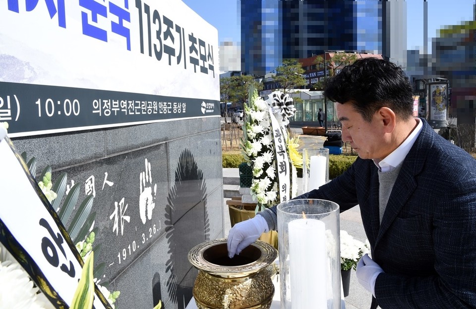 의정부시는 지난 26일 안중근 의사 순국 113주기를 맞아 의정부 역전근린공원 내 안중근 의사 동상 앞에서 추모식을 개최하고 자율분향소를 운영했다. 사진=의정부