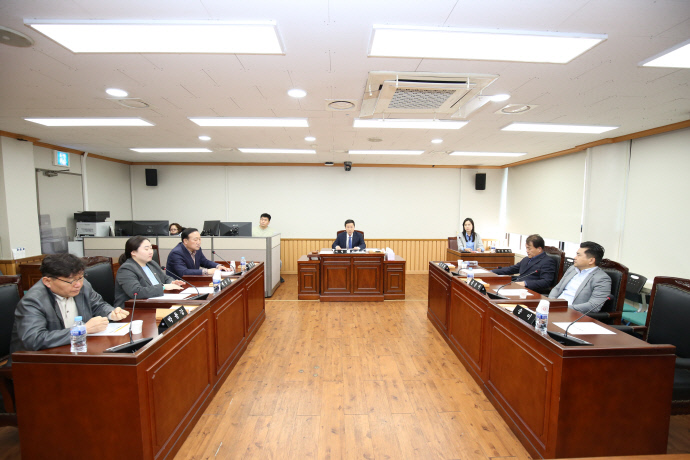 인천서구의회 '수도권매립지 동료를 위한 특별위원회' 회의가 진행되고 있다. 사진=인천 서구의회