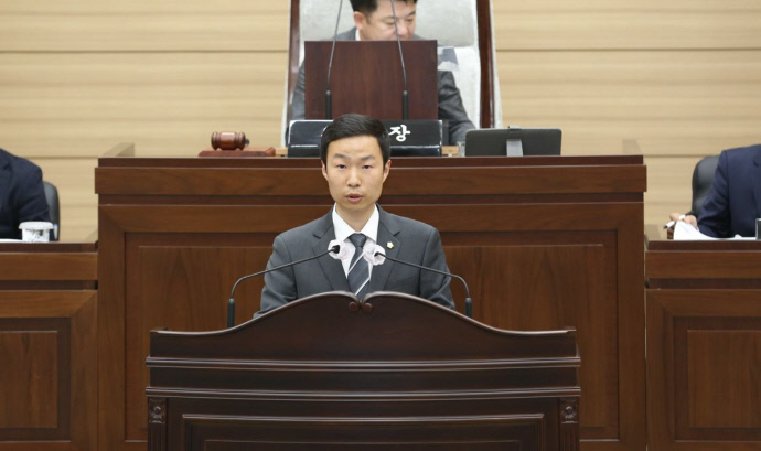 이영철 인천서구의회 의원이 표결에 앞서  반대의견을 설명하고 있다.