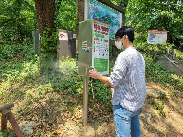 인천 강화군 등산로에 설치된 해충 기피제 자동분사기