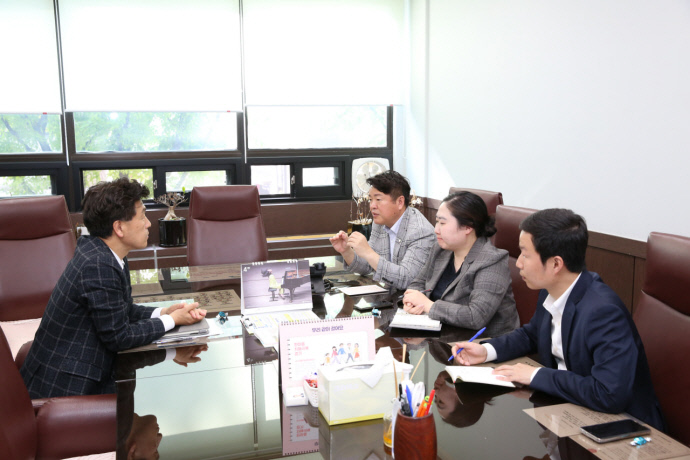 인천서구 윤명훈 공동체협치과장(왼쪽)과 서구의원들이 주민자치회 관련 회의를 진행하고 있다.사진=서구의회