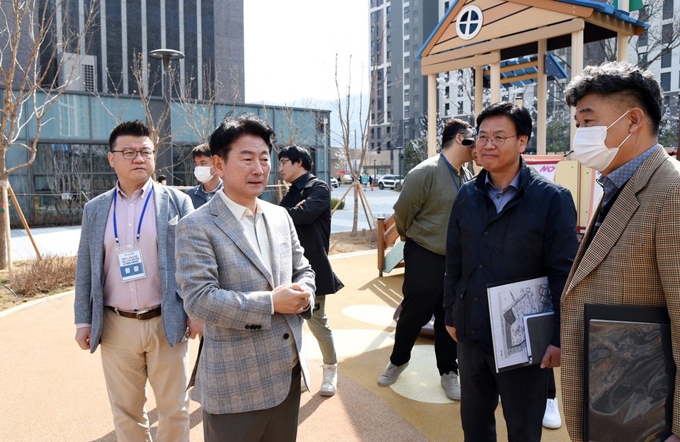 김동근 의정부시장은 지난 3일 ‘현장 출동, 김동근이 달려갑니다’의 일환으로 고산지역 신축 아파트 단지 일대에 방문했다. 사진=의정부시
