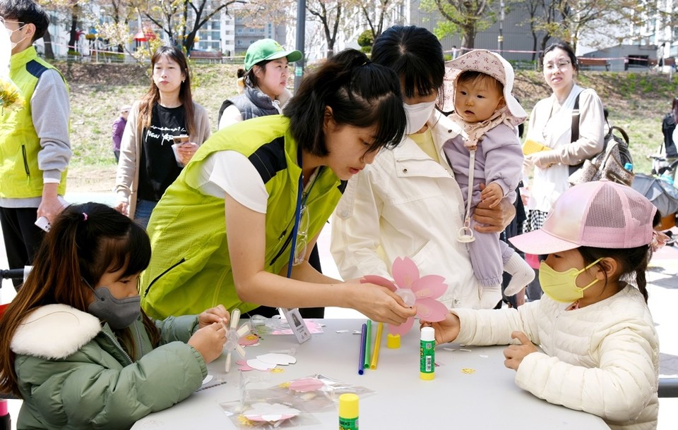 의정부시 호원1동주민센터가 8일과 9일 이틀간 호원동 중랑천 벚꽃길에서 개최한 시 승격 60주년 기념 ‘의정부 호원 벚꽃축제’가 안전사고 없이 성황리에 마무리됐다. 사진=의정부시