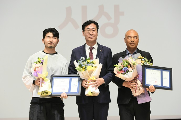 (사진 왼쪽부터)김지완 현대자동차 남양연구소 연구원·정명근 화성시장·한상현 화성시 자율방재단 고문. 사진=화성시청