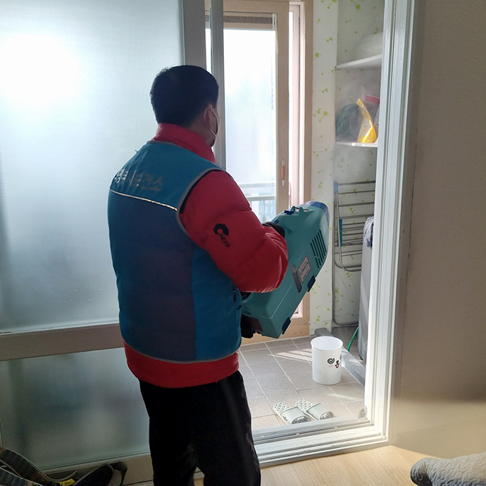 의정부시가 지난 12일까지 관내 독거노인 가정을 대상으로 맞춤형 방문 소독 서비스를 시행했다. 사진=의정부시청