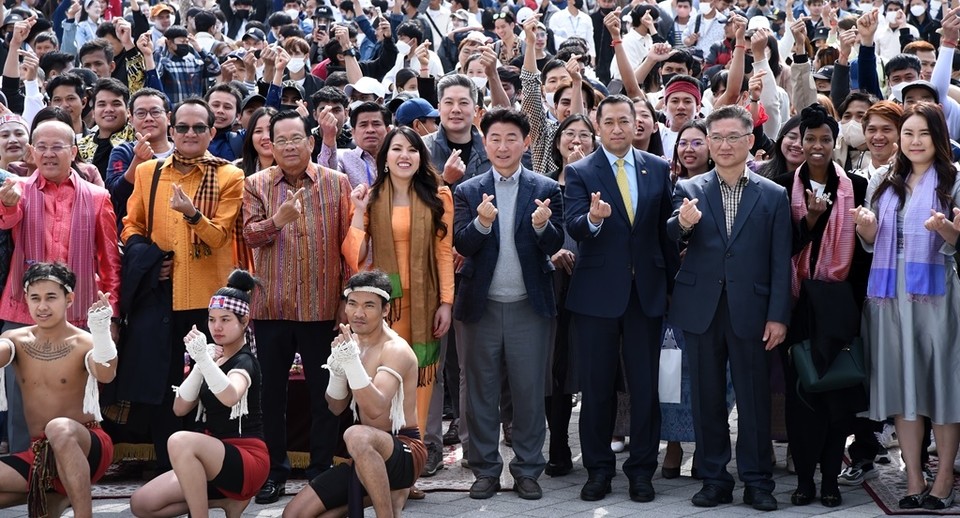 김동근 시장은 지난 16일 의정부예총 야외무대에서 개최된 캄보디아 송크란(Sangkranta) 축제에 참석했다. 사진=의정부시