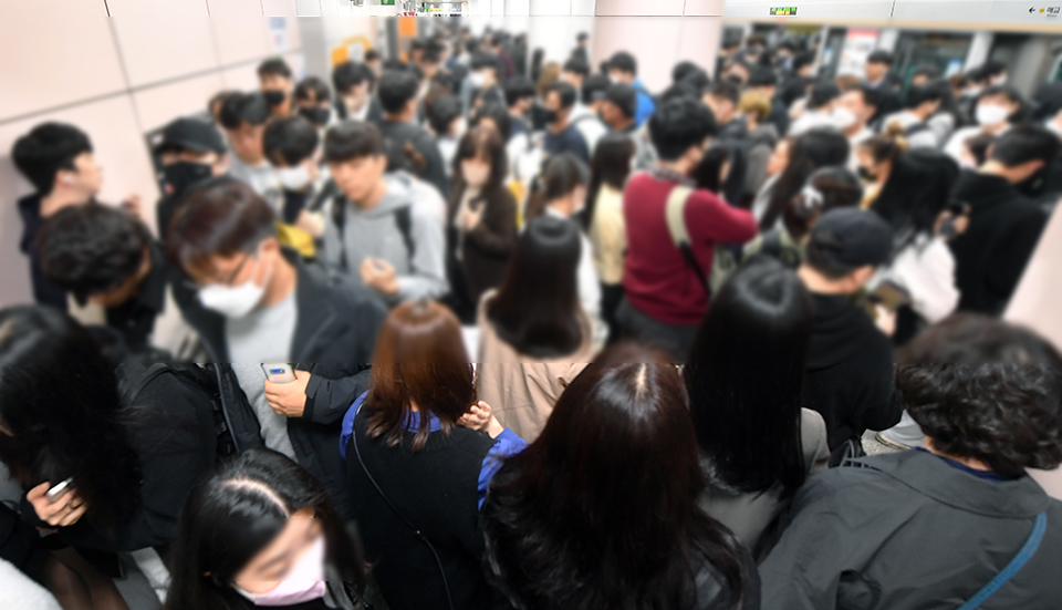 지난 21일 경기도 도시철도역 중 가장 많은 탑승객을 기록한 수원역의 퇴근길 모습. 김경민 기자