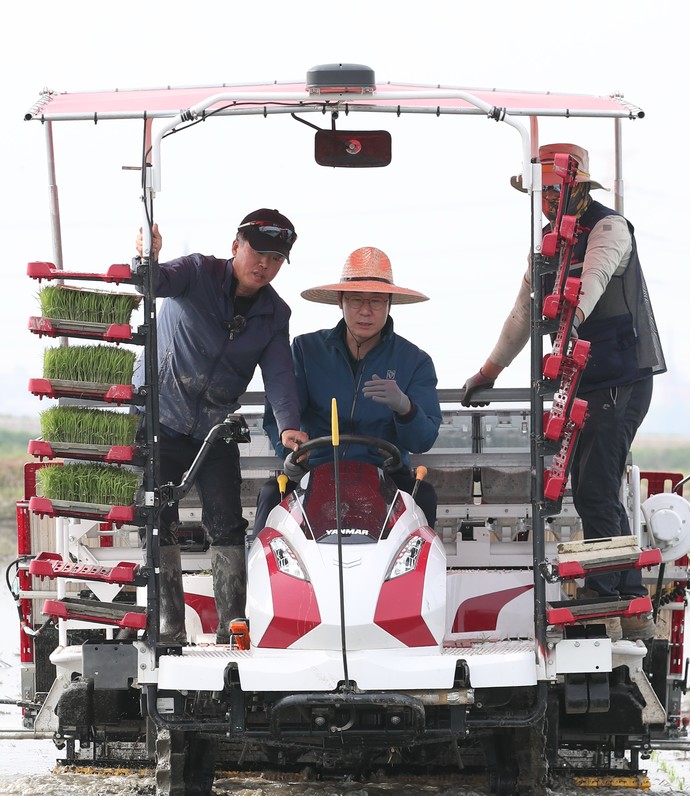 정명근 화성시장이 농번기를 맞아 농업인을 격려하고 풍년을 기원하는 ‘수향미 모내기 시연’에 나섰다. 사진=화성시