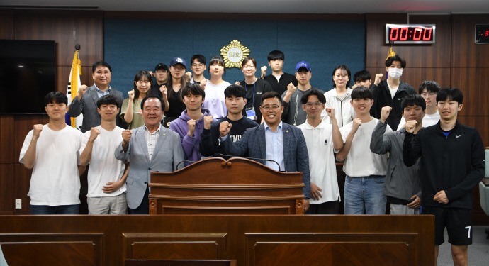 인하대학교 스포츠과학과 학생들이 인천미추홀구의회를 방문·견학하며 배상록 의장(앞줄 왼쪽 세 번째)과 기념촬영을 하고 있다. 사진=미추홀구의회