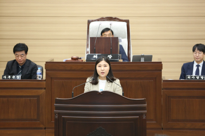 송이 인천시 서구의회 의원이 제 260회 서구의회 정례회에서 구정질문을 하고 있다. 사진=서구의회