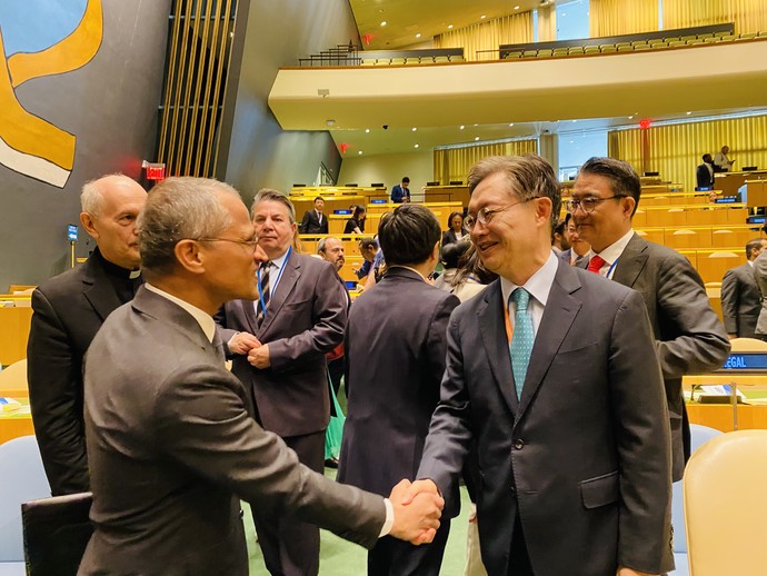 한국이 유엔 안전보장이사회(안보리) 비상임이사국으로 선출됐다. 사진은 유엔 회원국 대사들의 축하를 받는 황준국 유엔대사. 연합