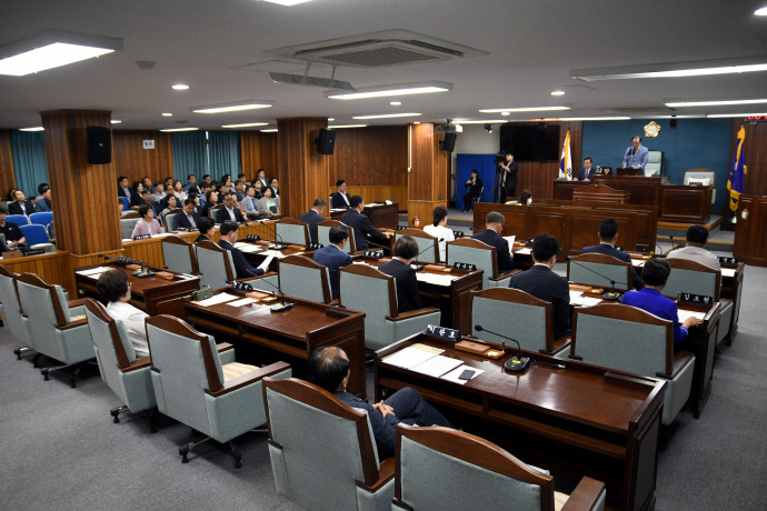 배상록 인천미추홀구의회 의장이 4일 제274회 임시회 개회를 알리고 있다.