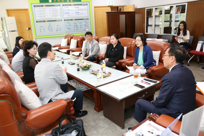인천시서구의회 ‘서구형 주민자치회 활성화 연구회’가 인천 연수구의회를 찾아 ‘행안부 주민자치 표준조례안’ 관련 대화를 나누고 있다.