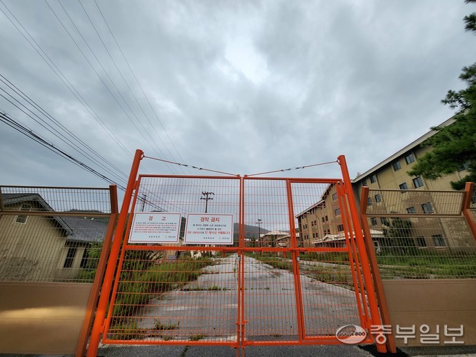 캠프 레드 클라우드 내 통과도로를 지나다 보면 울타리 너머로 미군이 사용하던 숙소와 식당 등을 볼 수 있다. 박홍기기자