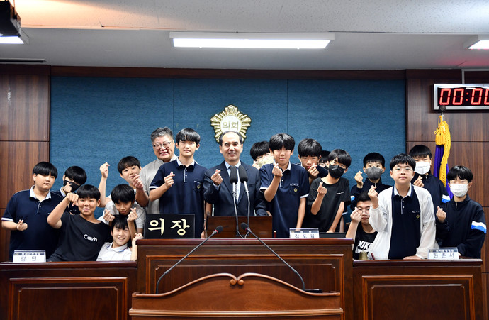 인천시 미추홀구의회는 지난 19일 인천남중학교 1학년 학생 17명을 대상으로 지방자치제도에 대한 이해를 높이고 의회의 역할을 알리기 위한 체험프로그램을 진행했다. 사진=미추홀구의회