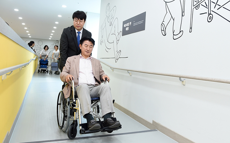 김동근 의정부시장이 지난 20일 국민건강보험 고령친화연구센터를 방문해 노인 생애 체험을 하고 있다. 사진=의정부시청