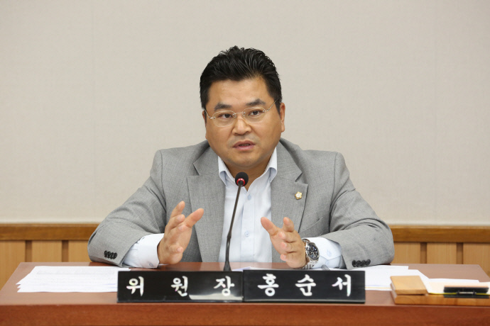 홍순서 인천서구의회 예산결산위원장이 심사에 앞서 당부의 말을 전하고 있다.