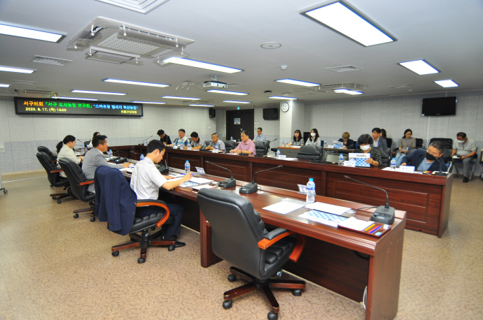 인천 서구의회 연구단체 ‘서구 도시농업 연구회’가 준비한 스마트팜 빌리지 혁신농업 세미나에서 참가자들이 토론을 펼치고 있다.