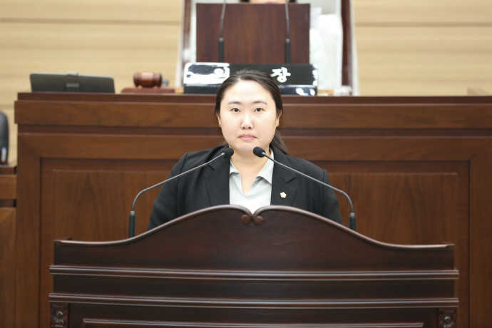 백슬기 서구의회 의원인 제261회 임시회에서 발언을 하고 있다.