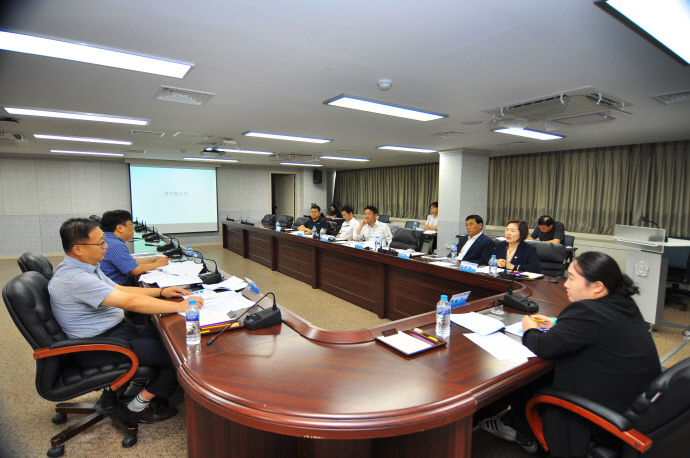 인천서구의회 자치행정위원회 의원들이 서구청 재무과 직원들와 간담회를 진행하고 있다.