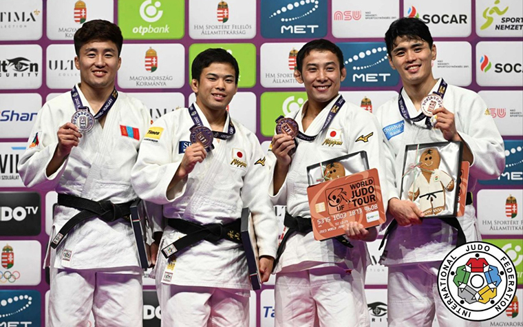 양평군청 유도부 김원진(맨 오른쪽)이 지난 4일 헝가리 부다페스트에서 열린 2023 IJF 마스터즈 대회에서 남자 -60kg급 3위를 차지했다. 사진=국제유도연맹 홈페이지 캡처