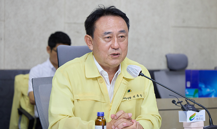 이충우 여주시장이 10일 태풍 ‘카눈’ 긴급대책점검회의에서 발언하고 있다. 사진=여주시청