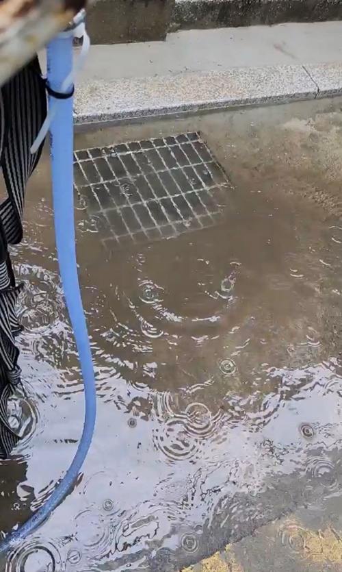 지난해 태풍 당시 정자시장 인근 하수구가 막혀 물이 역류하고 있다. 사진=상인 제공