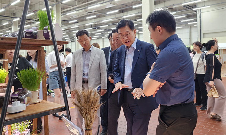 전진선 양평군수가 지난 13일 열린 2023년 제8회 ‘햇밀장’ 행사장을 둘러보고 있다. 사진=양평군청