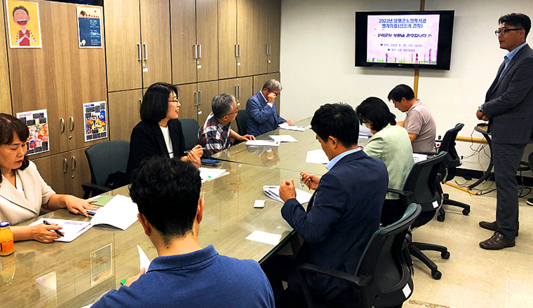 양평군 관계자가 지난 16일 노인복지관 이전 신축사업 벤치마킹을 위해 방문한 인천 강화군 관계자들에게 설명하고 있다. 사진=양평군청