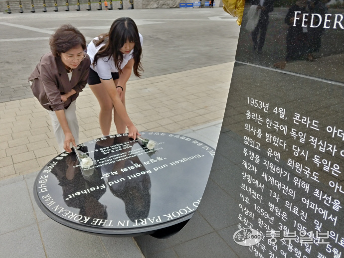 이지영 여사(왼쪽)와 지아현 삼일공고 학생이 21일  서울 용산 전쟁기념관에서 참전국 기념비에 헌화하고 있다. 사진=안형철기자