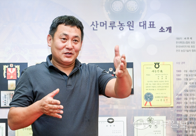 농협중앙회 경기본부가 ‘이달의 새농민’으로 선정한 서부건 산머루농원 대표가 본보 기자와 인터뷰하고 있다. 임채운기자