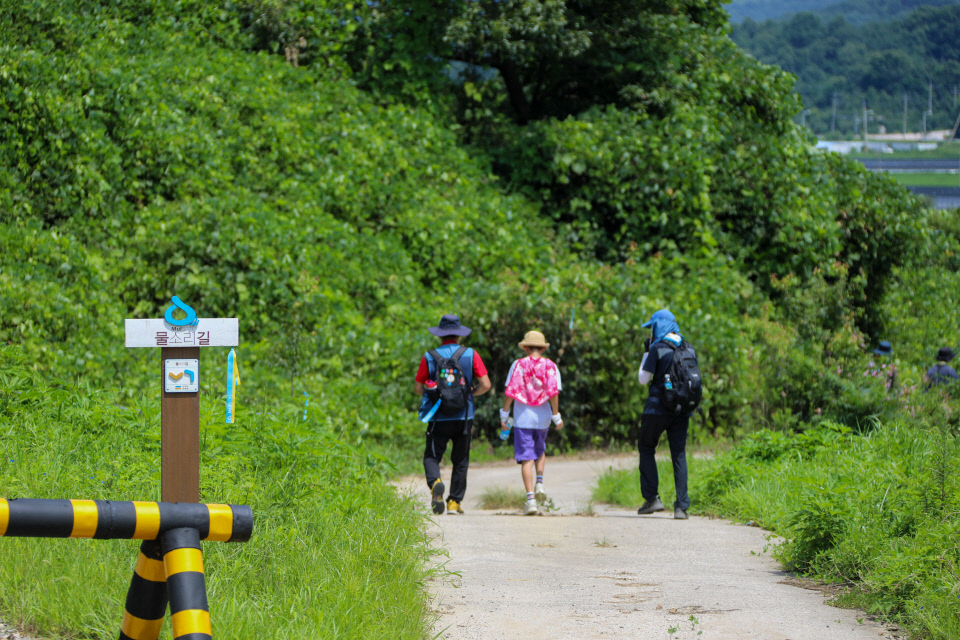 양평군 물소리길을 걷고 있는 시민들 모습. 사진=양평군