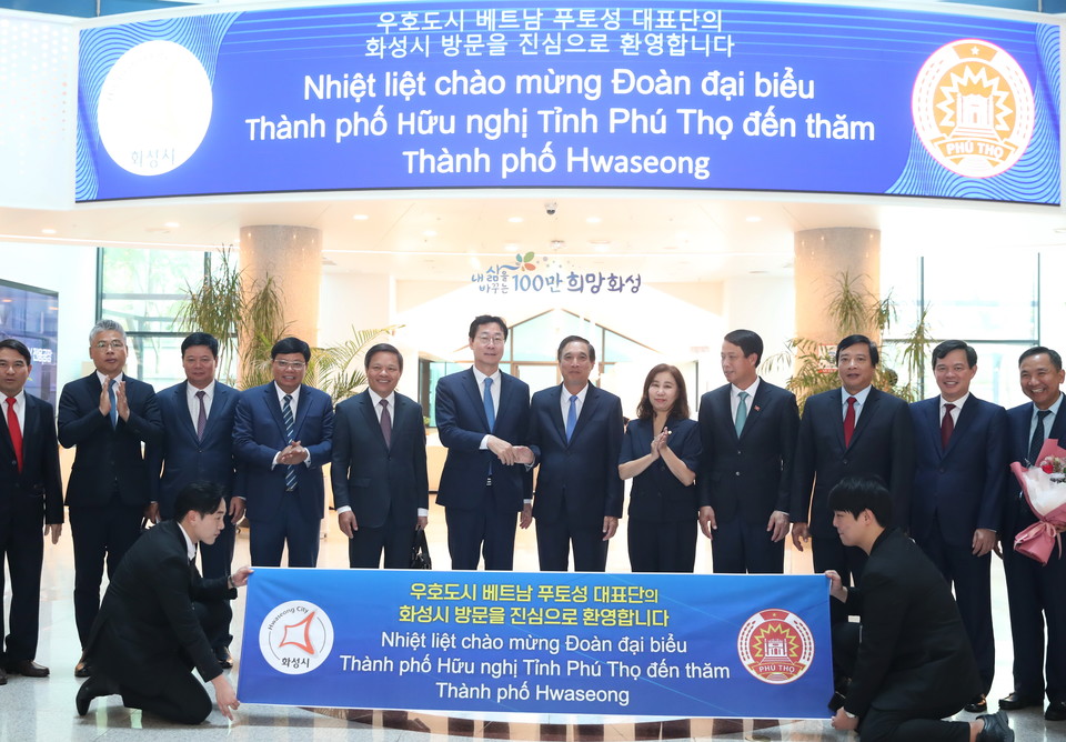 정명근 화성시장이 11일 화성시청에서 부이 민 짜우(Bui Minh Chau) 베트남 푸토성 당서기를 초청해 국제교류간담회를 가졌다. 사진=화성시청