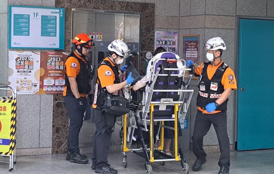 군포시는 지난 13일 청사 1층 로비에서 ‘2023년 승강기 사고대응 합동훈련’을 실시했다. 사진=군포시