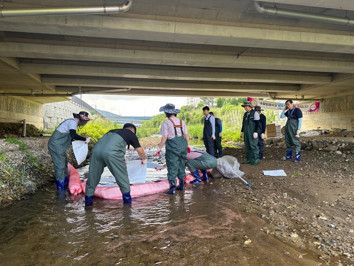 의왕시는 지난 18일 안양천(고천동 58-1번지) 일원에서 수질오염 및 화학사고 대비 방제훈련을 실시했다. 사진=의왕시청 