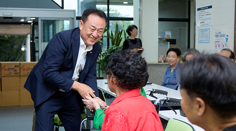 이충우 여주시장이 지난 20일 추석을 맞아 창강양로원을 방문해 입소자들과 인사를 나누고 있다. 사진=여주시청