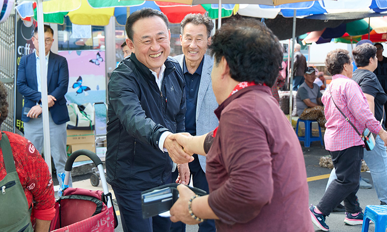 이충우 여주시장이 지난 25일 한글시장과 세종시장을 찾아 상인들을 격려했다. 사진=여주시청