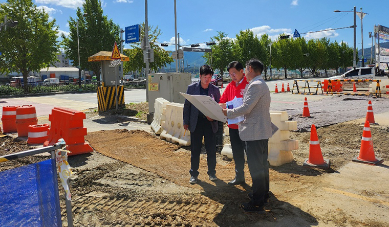 전진선 양평군수가 지난 22일 관내 교통환경 개선사업 현장점검을 진행했다. 사진=양평군청