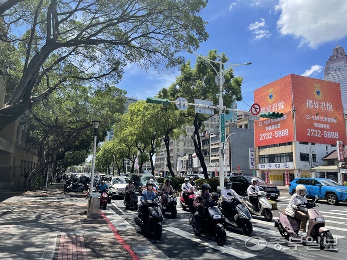 지난 8월 29일 대만 타이페이에 위치한 토성공업지구 인근 거리의 모습. 노동자들이 오토바이를 타고 출근하고 있다. 이세용기자
