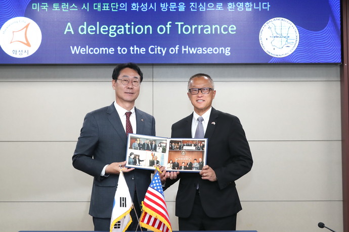협약식에 참석한 정명근 화성시장(사진 왼쪽)과 조지 첸 토런스시장. 사진=화성시청
